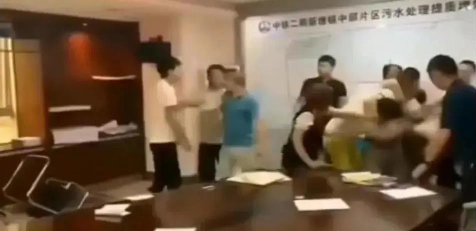 中鐵二局閥門投標現場，報最低價者被“群揍”…咋回事？