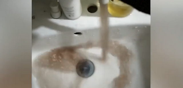 河南居民家自來水渾如咖啡，相關(guān)部門回應(yīng)：主管道水質(zhì)安全可正常飲用